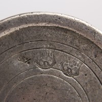 Kufel z tłoczonym herbem, cyna, XVII/ XVIII w., Barokowa forma